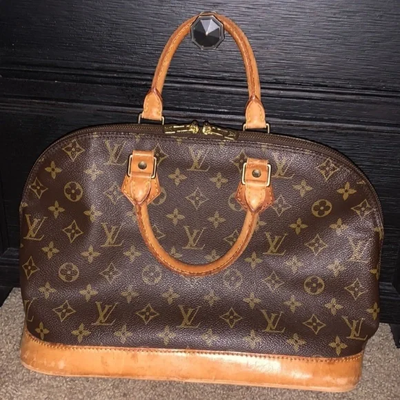 Louis Vuitton Alma Handbag - Picture 2 of 15